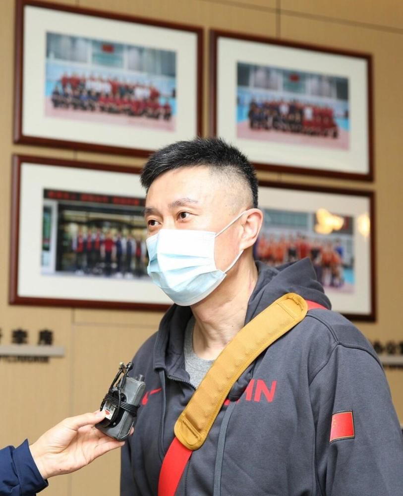 于大师说着，又拿出数十枚平安符递过来：你命族人随身携带，自然会化解噩运。